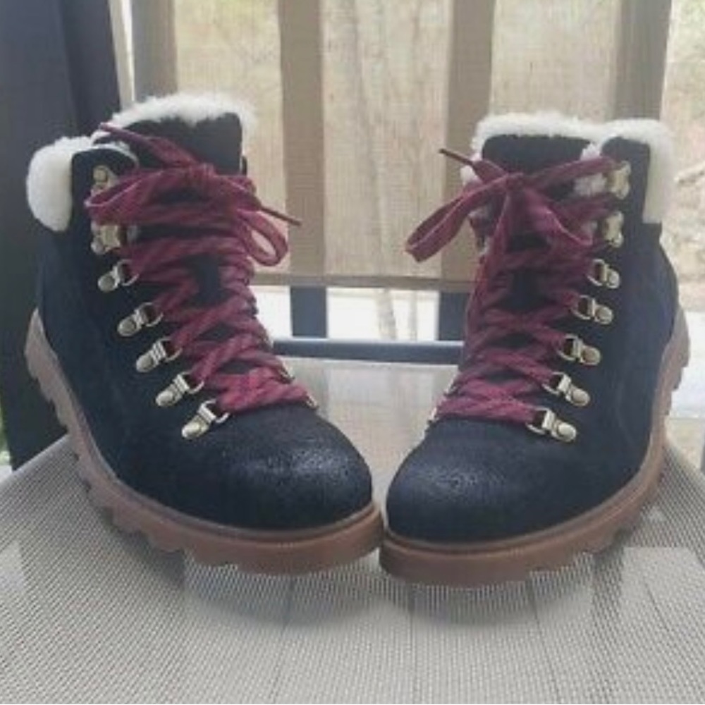 Like new!!! Sorel Ainsley Conquest Waterproof black boots. Woman size 9